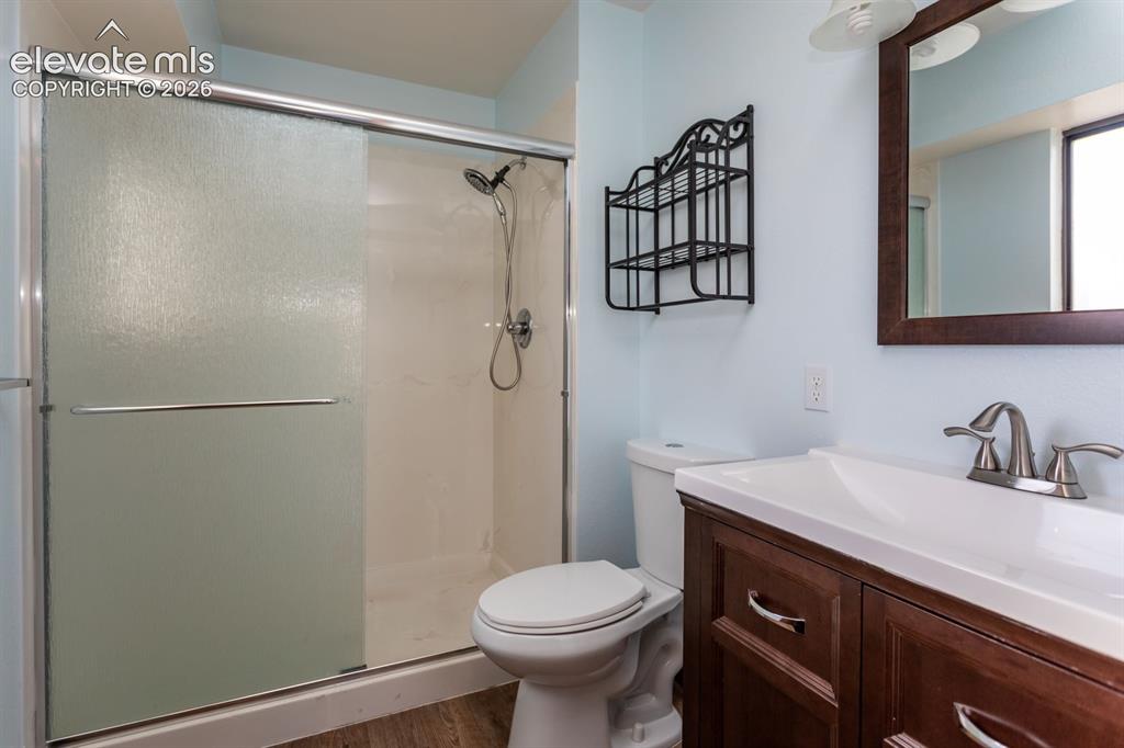 Image 16 of 35: Bathroom
