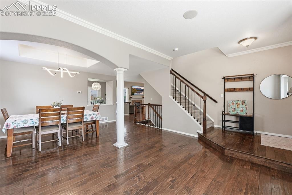 Image 10 of 35: Dining Area