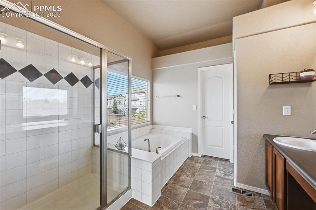 Image 15 of 35: Bathroom