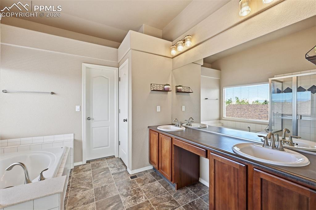 Image 16 of 35: Bathroom