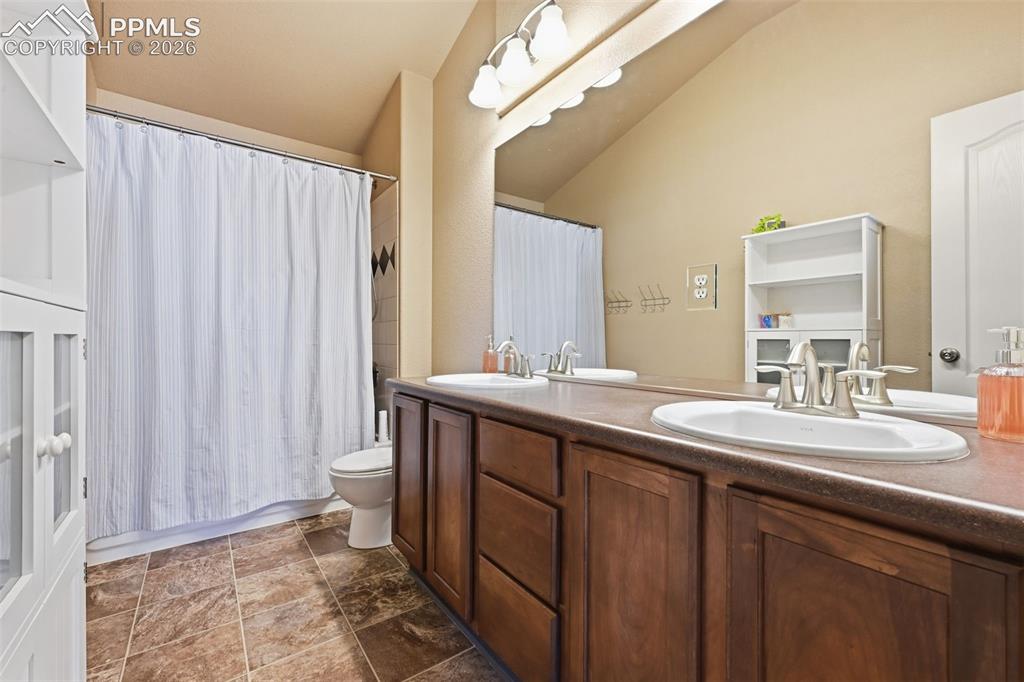 Image 25 of 35: Bathroom