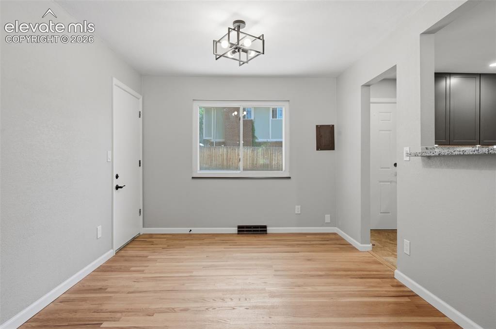 Image 13 of 45: Dining Area