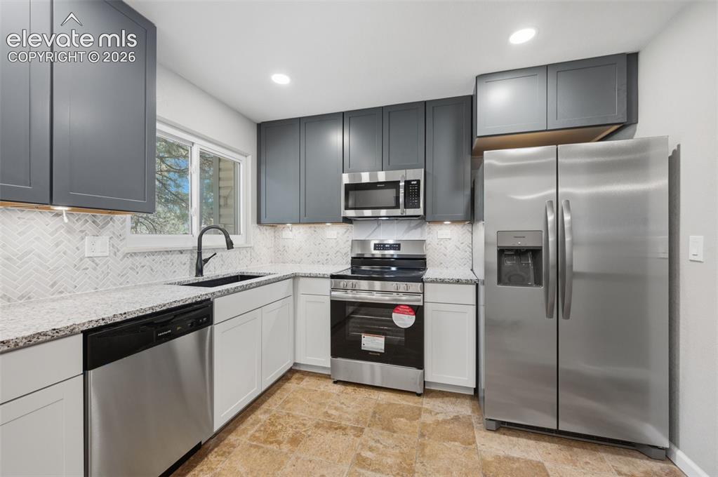 Image 18 of 45: Kitchen
