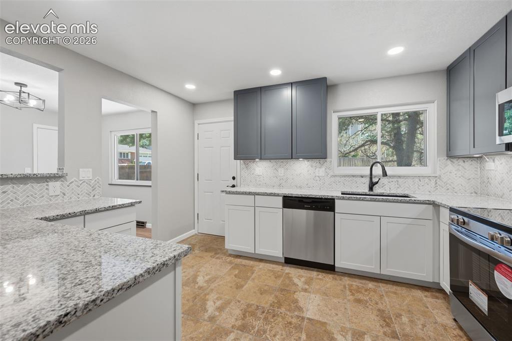 Image 19 of 45: Kitchen