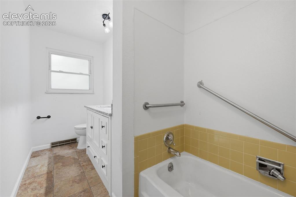 Image 33 of 45: Bathroom