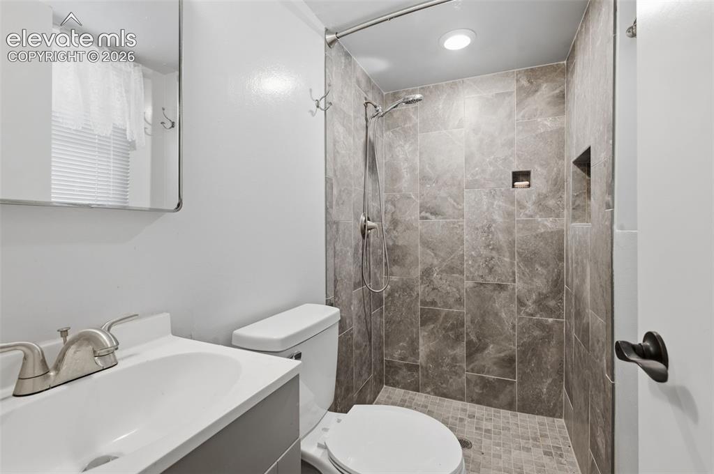 Image 40 of 45: Bathroom