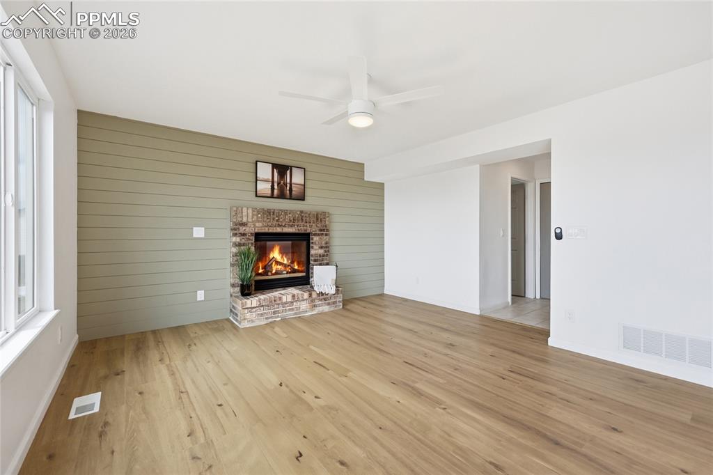 Image 11 of 30: Living Room