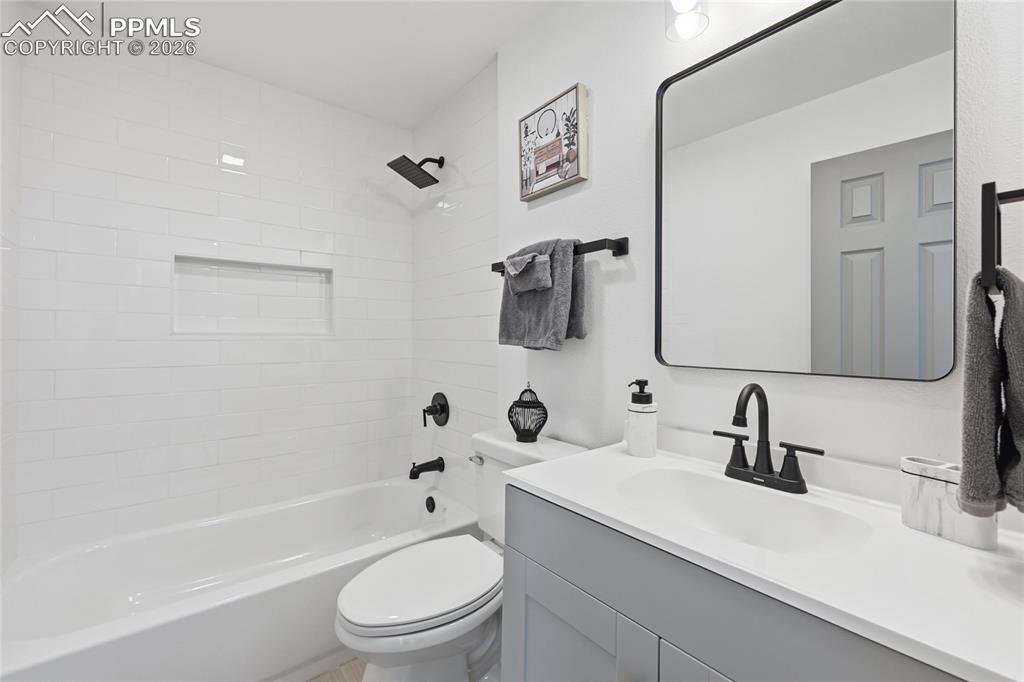 Image 16 of 30: Bathroom