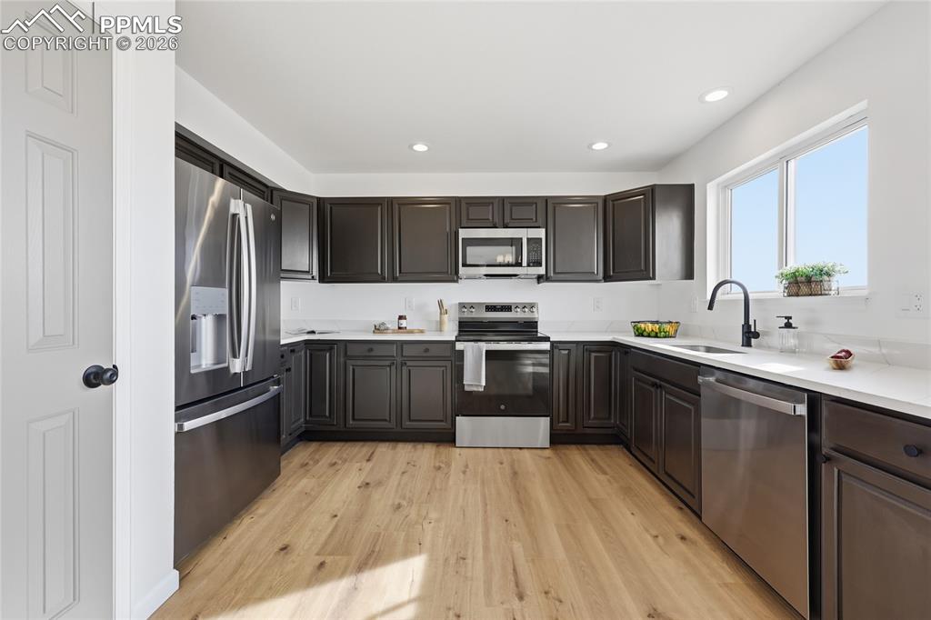 Image 7 of 30: Kitchen