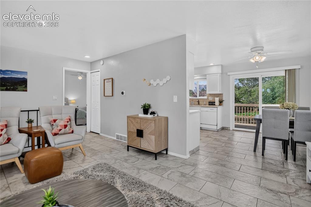 Image 4 of 32: - open living spaces