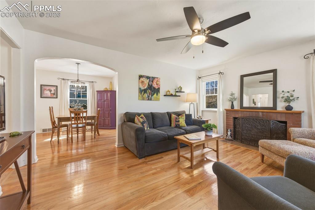 Image 15 of 50: Spacious Living Room