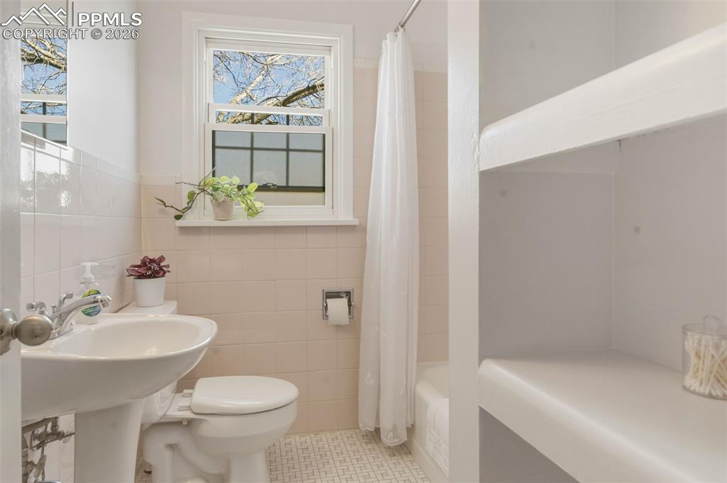 Image 18 of 50: Storage In Full Bth