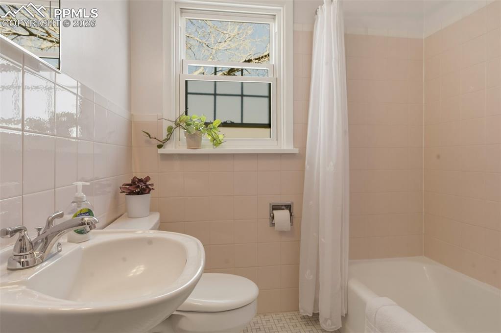 Image 19 of 50: Pedestal Sink