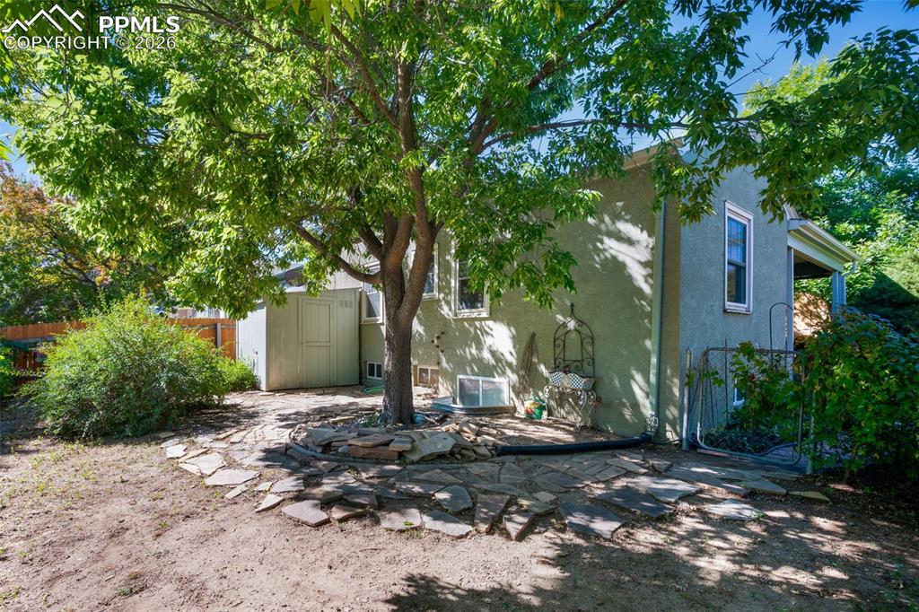 Image 36 of 50: Large Side Yard