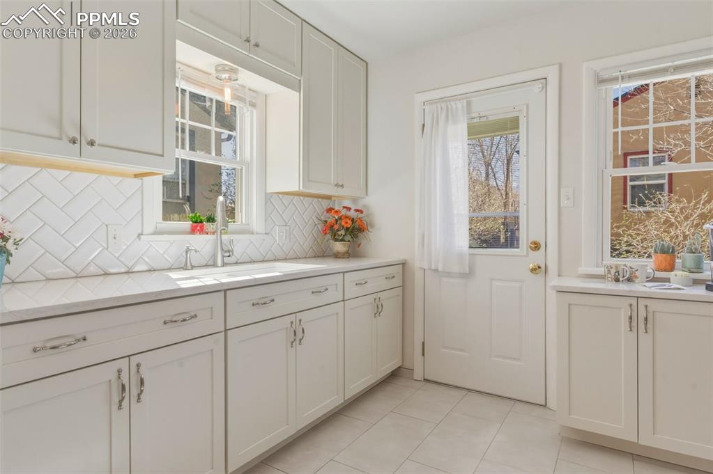 Image 5 of 50: Elegant Quartz Counters