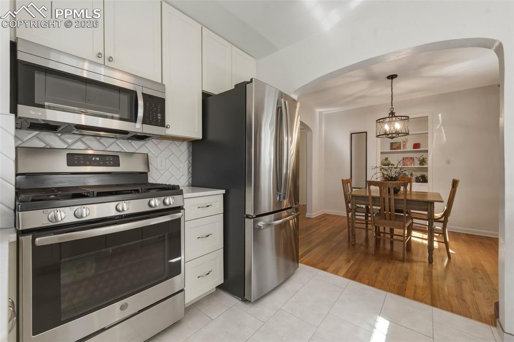 Image 7 of 50: Gas Range