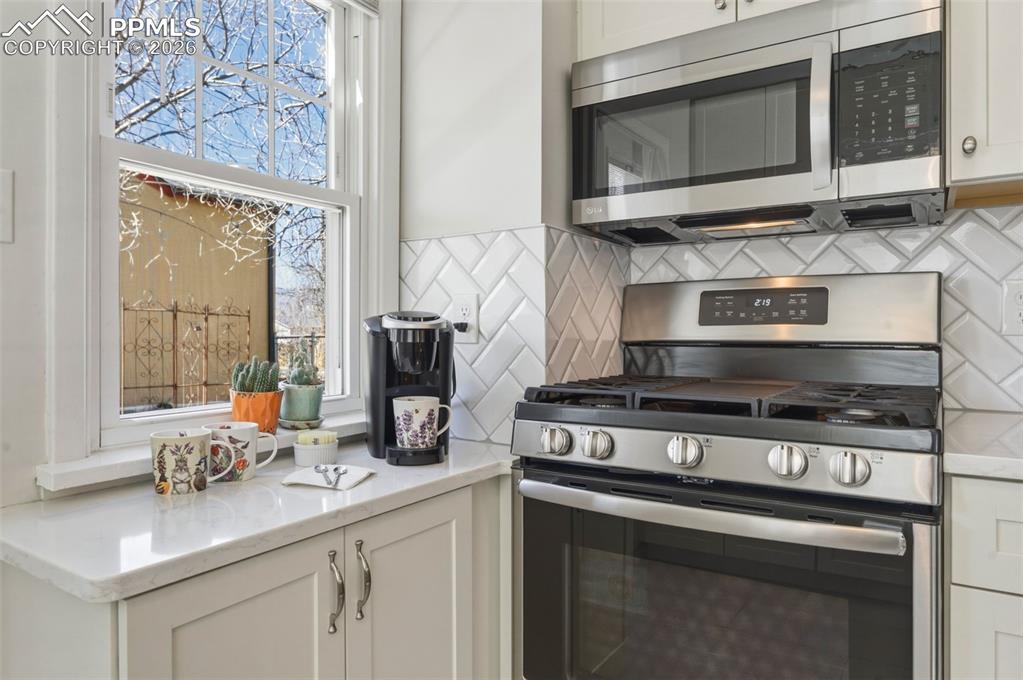 Image 8 of 50: Over Stove Microwave