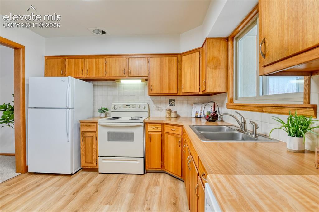 Image 10 of 50: Kitchen