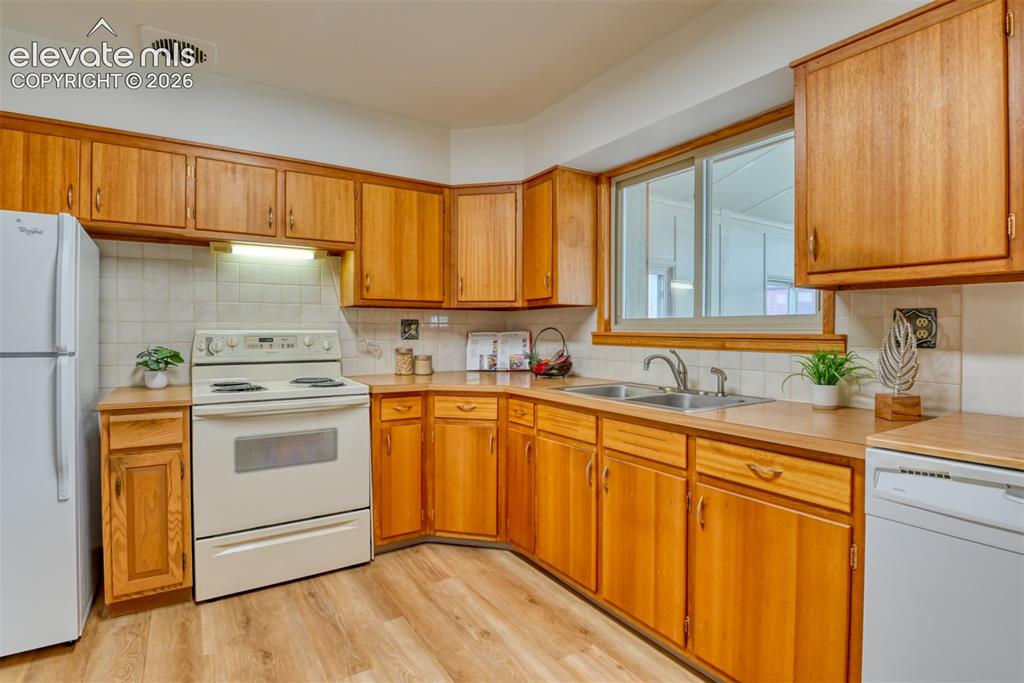 Image 11 of 50: Kitchen