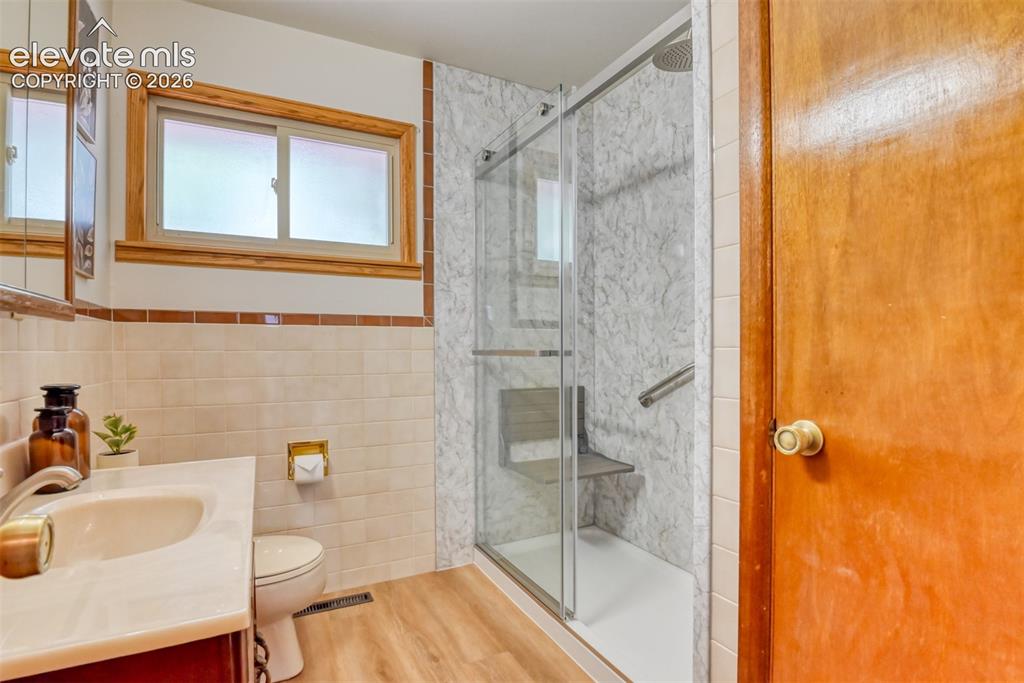 Image 19 of 50: Bathroom
