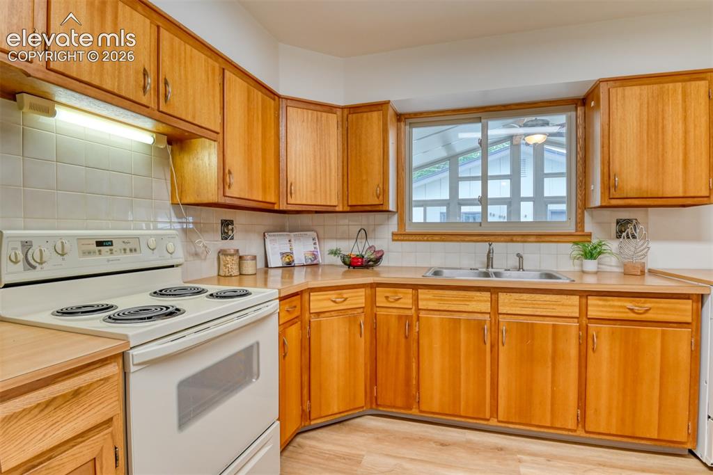 Image 9 of 50: Kitchen