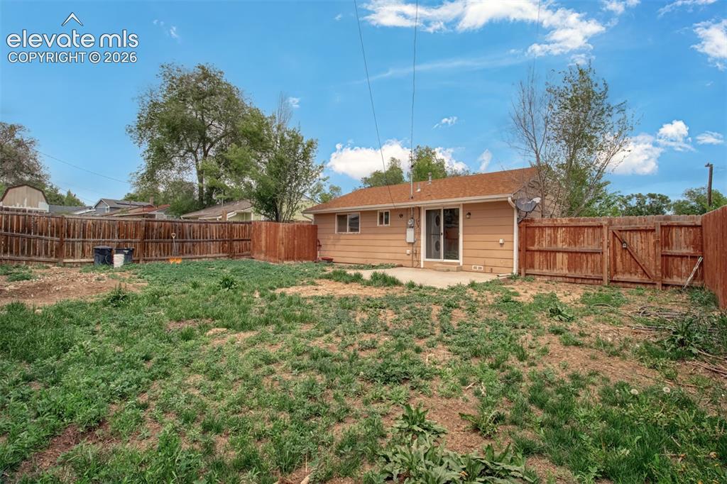 Image 14 of 19: Spacious backyard
