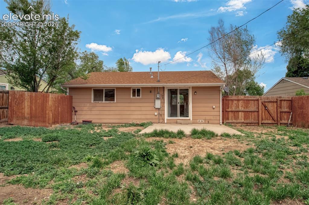 Image 15 of 19: Spacious backyard