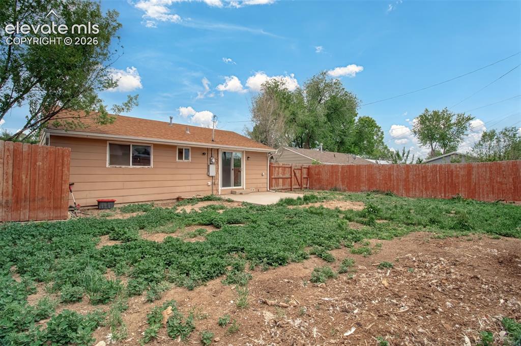 Image 16 of 19: Spacious backyard