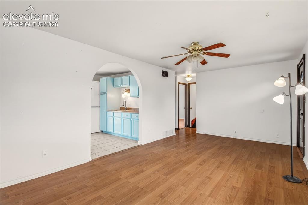 Image 4 of 19: Living room