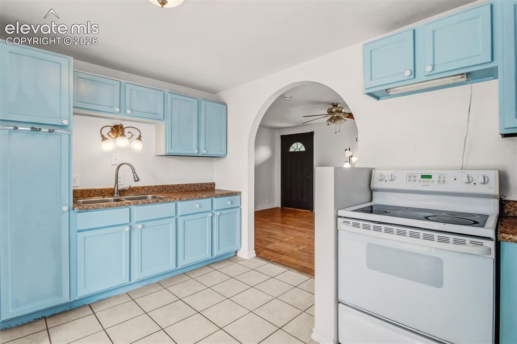 Image 5 of 19: Kitchen 