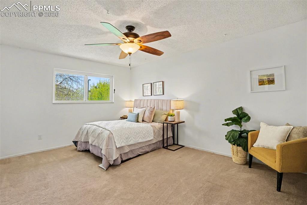 Image 10 of 27: Bedroom