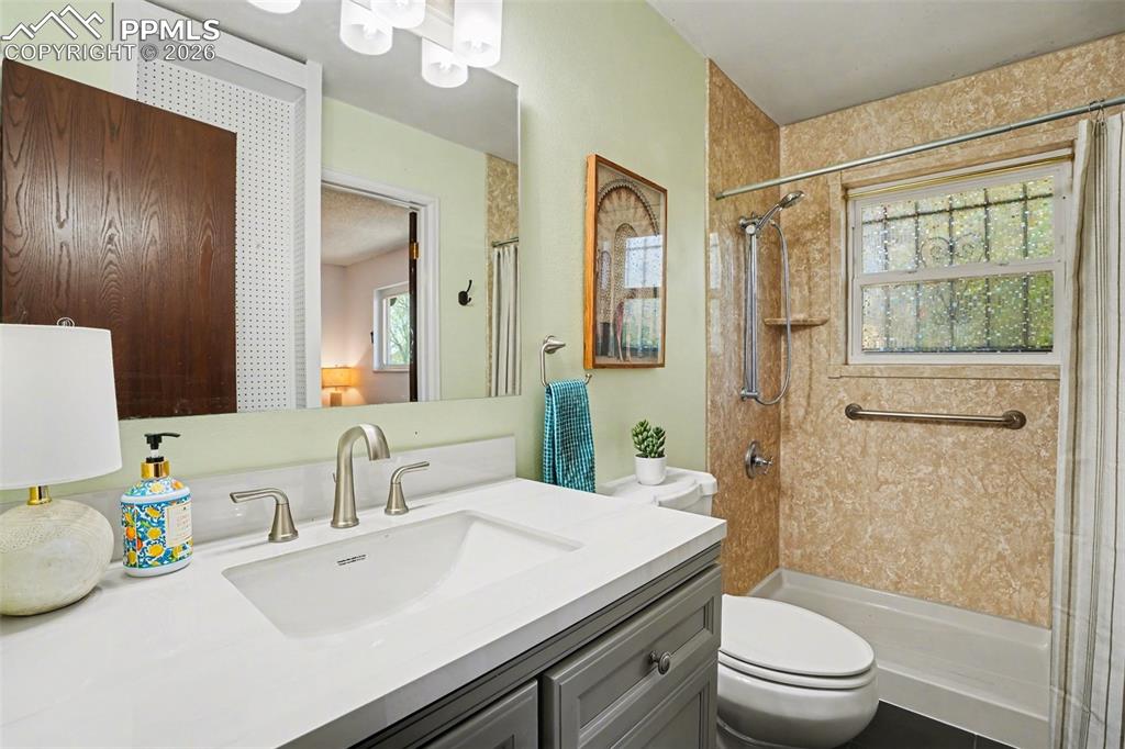 Image 12 of 27: Bathroom