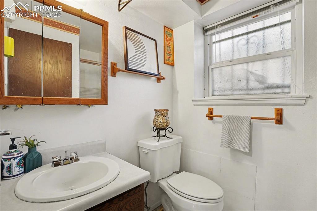 Image 14 of 27: Bathroom