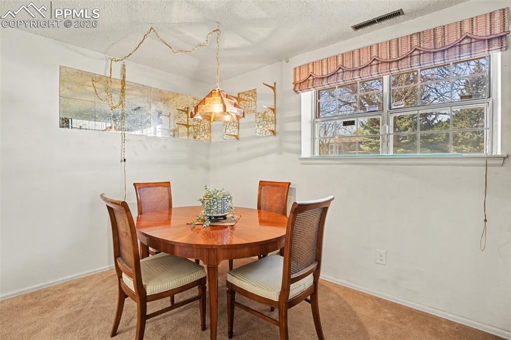 Image 18 of 27: Dining Area