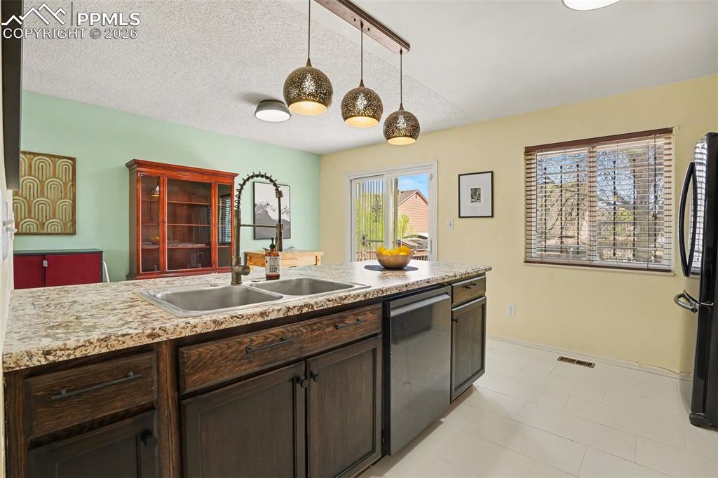 Image 7 of 27: Kitchen