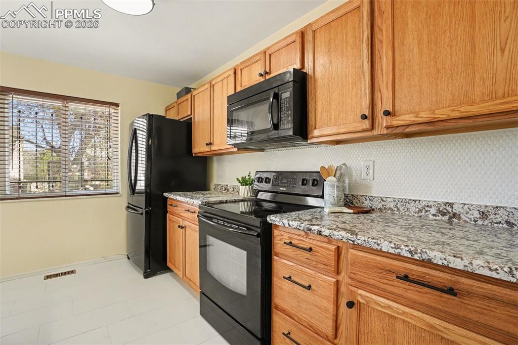 Image 8 of 27: Kitchen