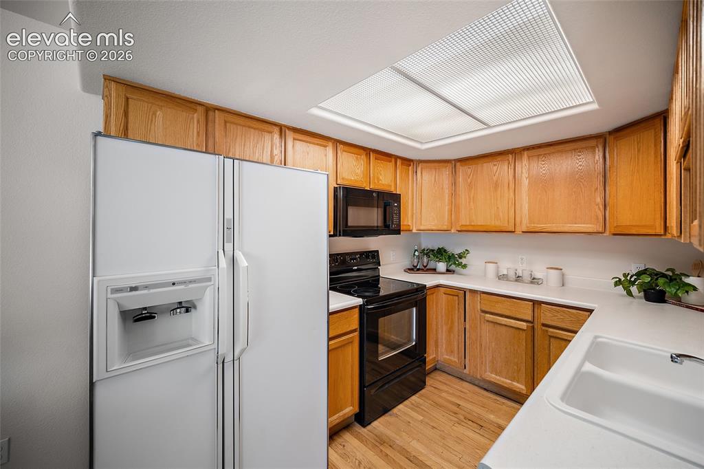 Image 11 of 25: Kitchen