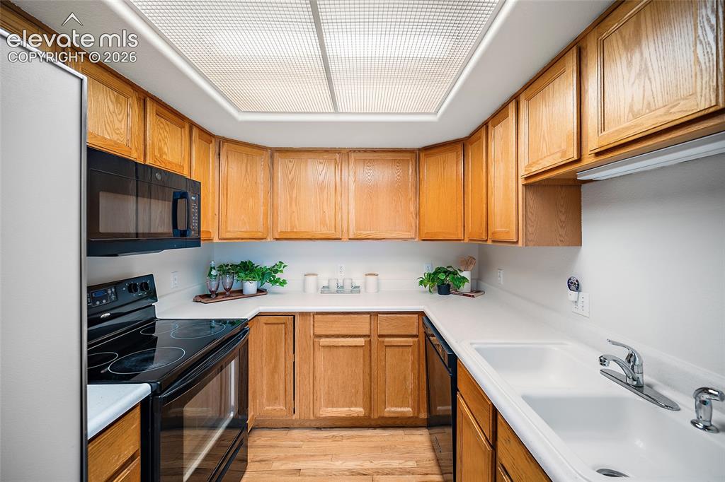 Image 12 of 25: Kitchen