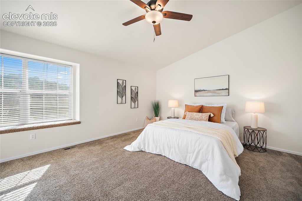 Image 16 of 25: Bedroom