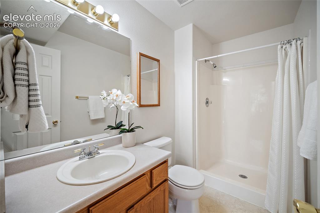 Image 17 of 25: Bathroom
