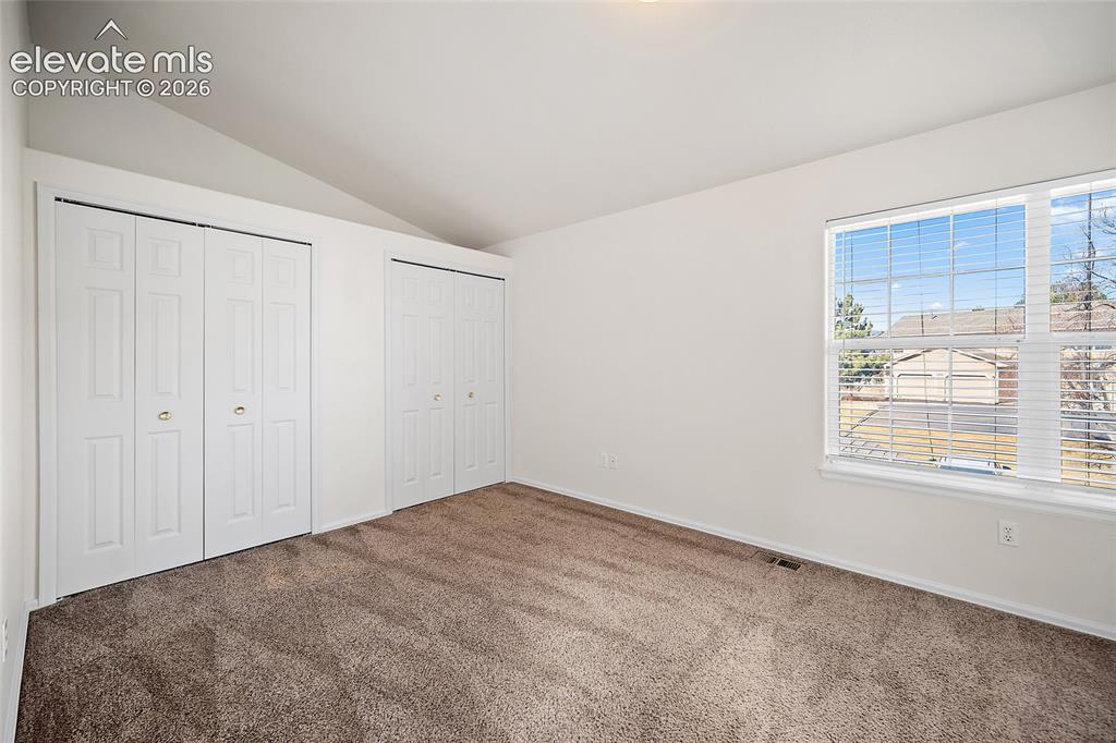 Image 18 of 25: Bedroom