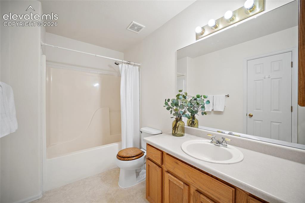 Image 20 of 25: Bathroom