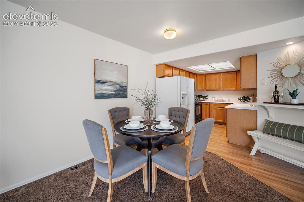 Image 8 of 25: Dining Area