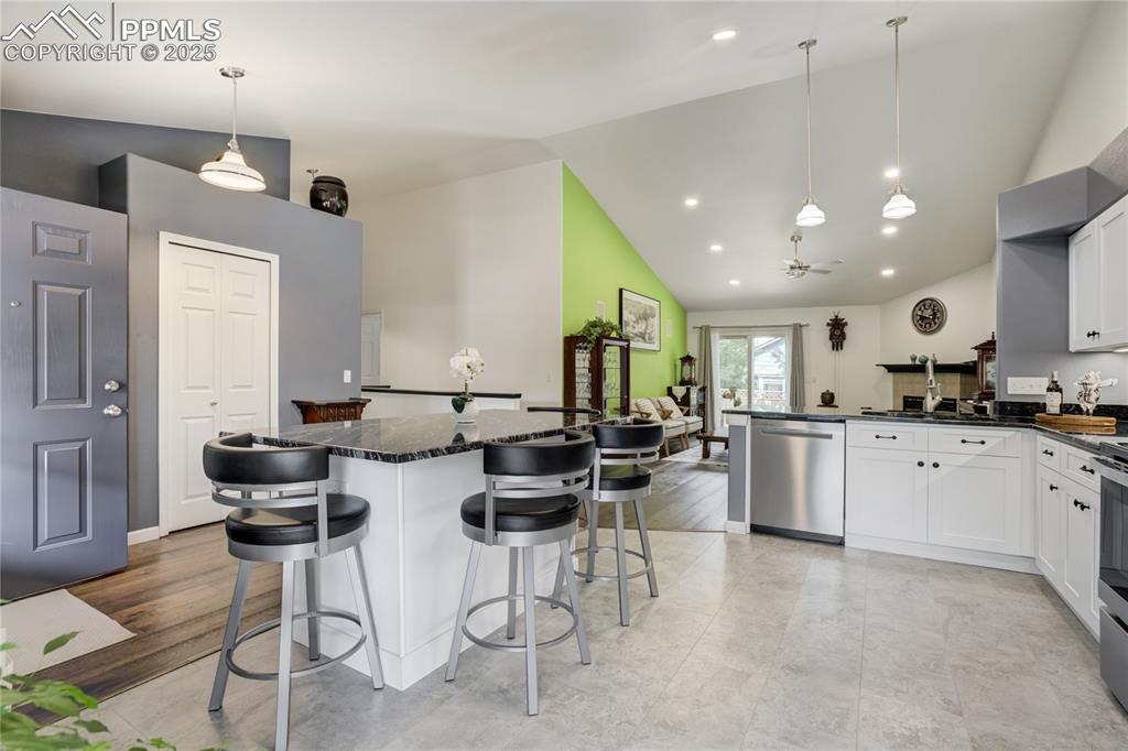 Image 3 of 43: Open and Bright and completely updated 