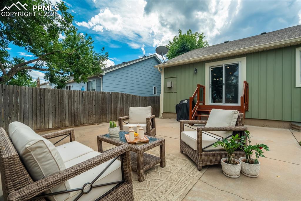 Image 37 of 43: Cozy and private back patio