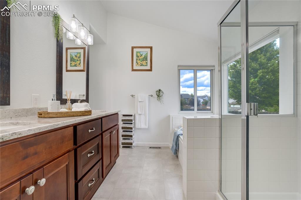 Image 5 of 43: Luxurious 5-piece primary bathroom