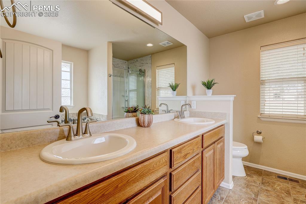 Image 23 of 48: Bathroom