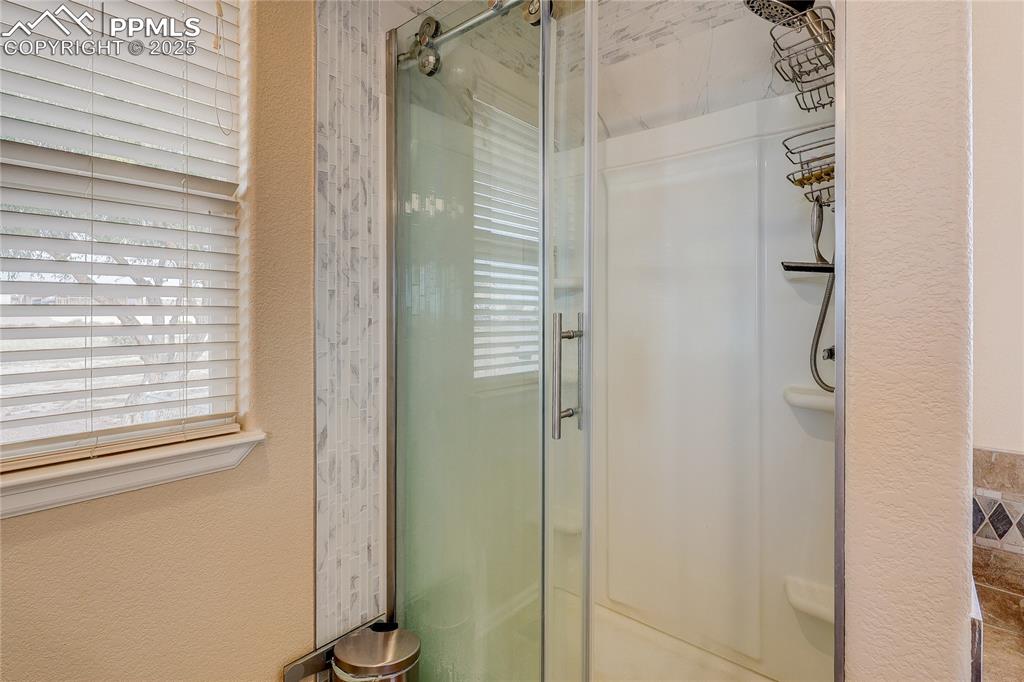 Image 25 of 48: Bathroom