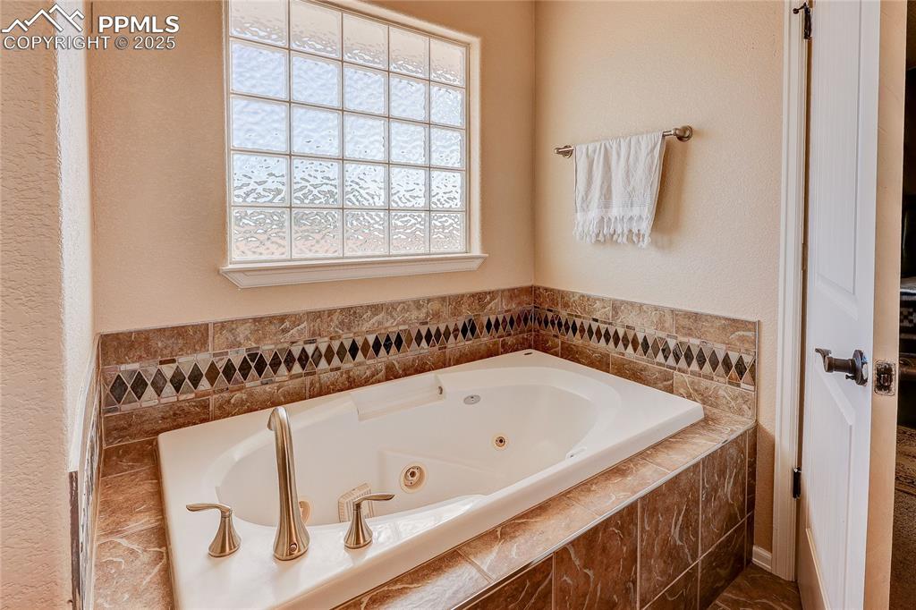 Image 26 of 48: Bathroom