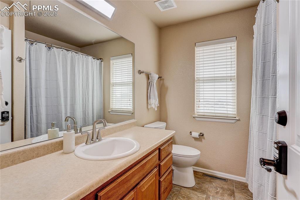 Image 28 of 48: Bathroom